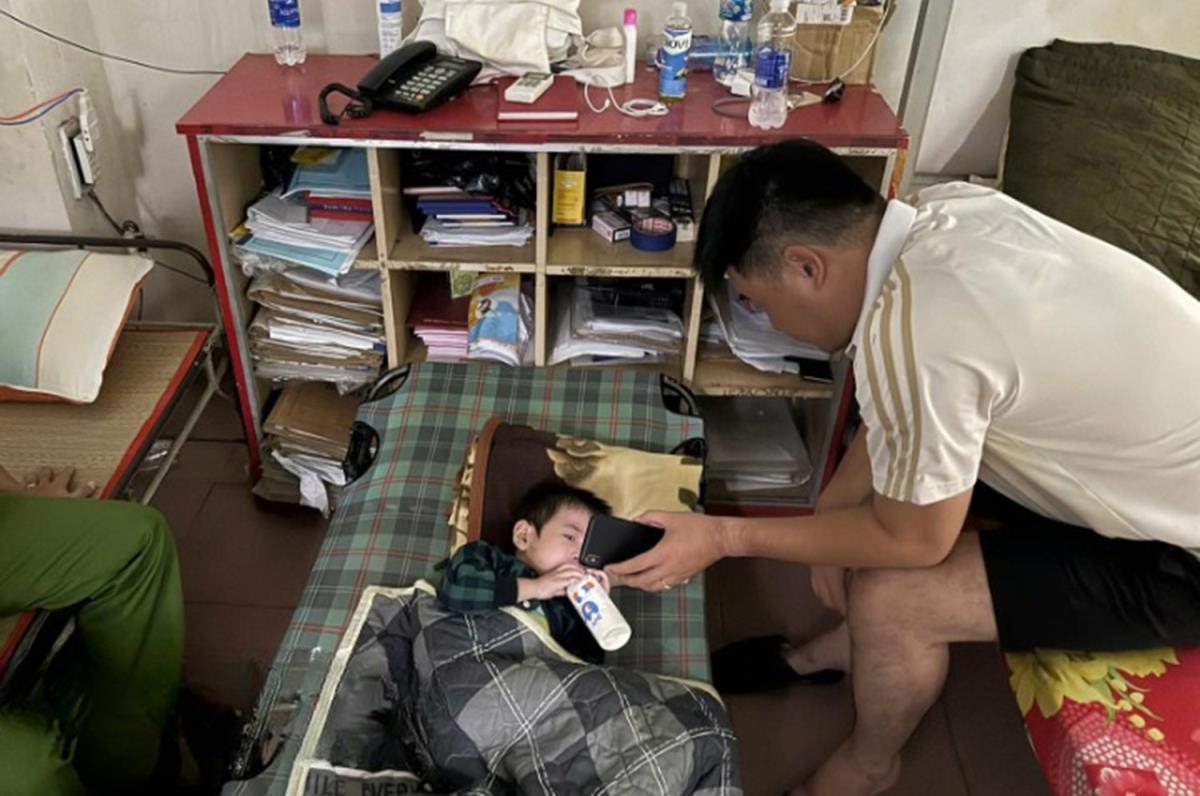 Sau khi tiến hành các thủ tục cần thiết, cơ quan chức năng đã bàn giao cháu S. cho mẹ là bà Q. (đứng thứ 3 bên phải qua).