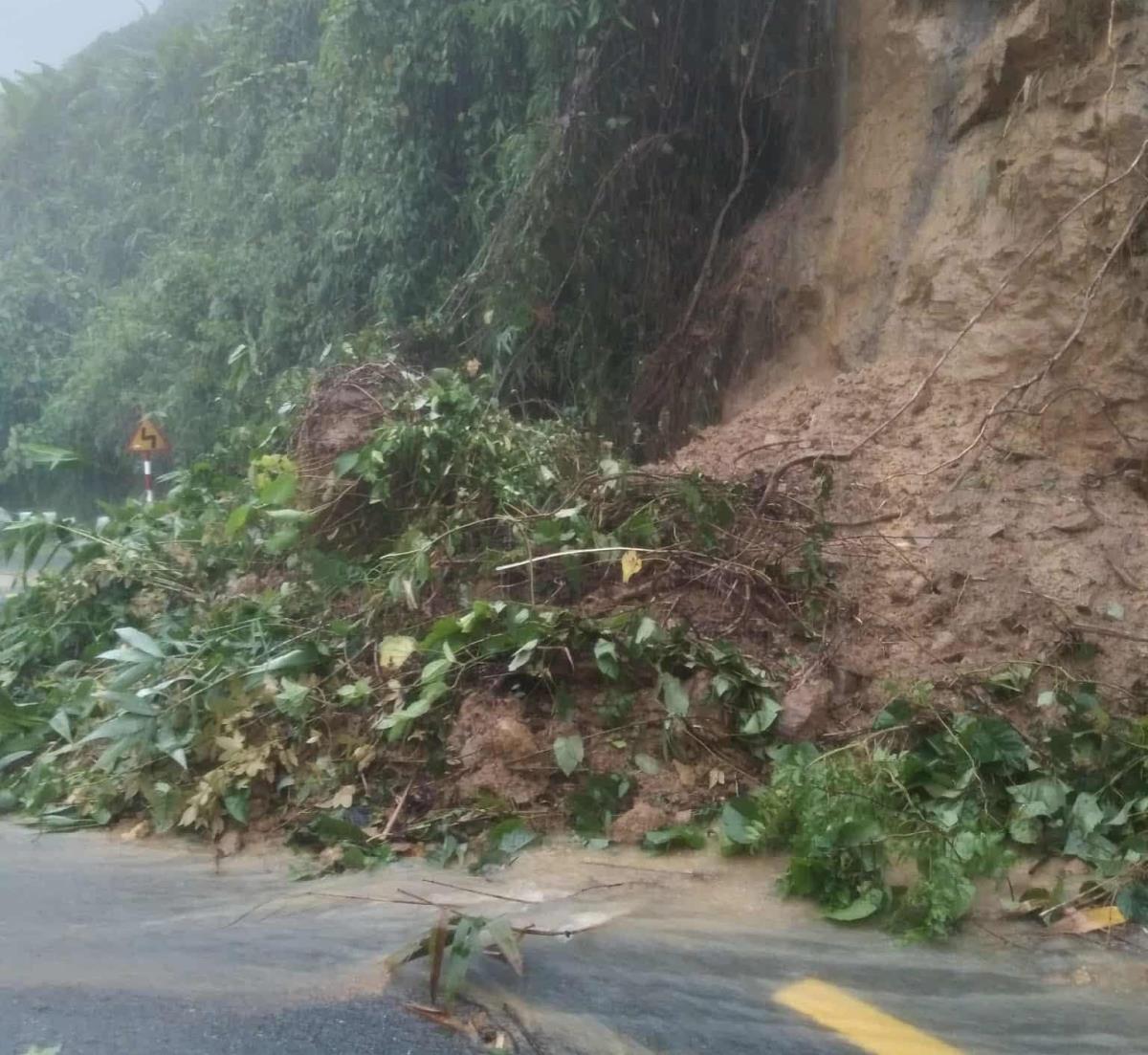 Đoạn đường Cầu Quăn (thôn Ninh Khánh, xã Quế Phước) ngập sâu trong sáng nay.