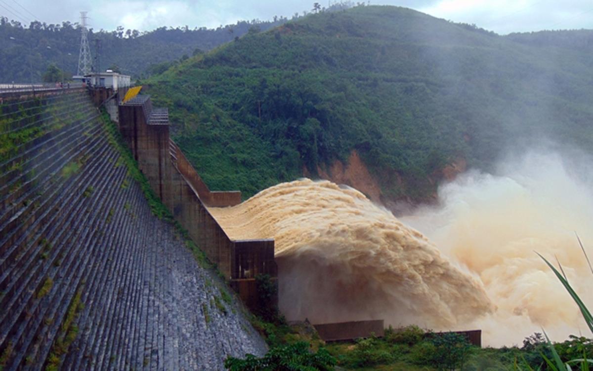 Đường Hồ Chí Minh qua các tỉnh miền Trung bị sạt lở nhiều nơi.