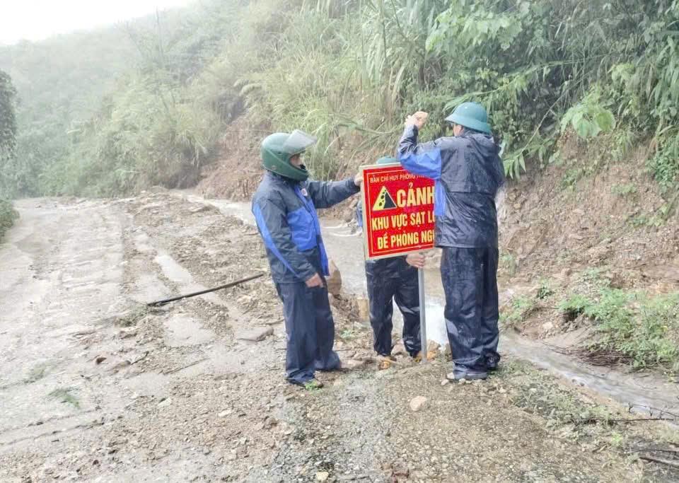 Ban Chỉ huy Phòng thủ khu vực 3 – Trà My hỗ trợ di dời nhà hộ dân xã Trà Linh.