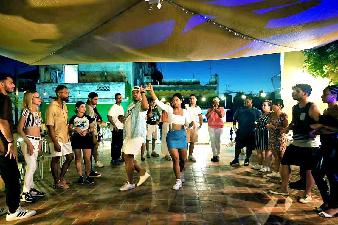 Một lớp học salsa trong dự án “Salsa for my People” ở Havana - Nguồn ảnh: Reuters