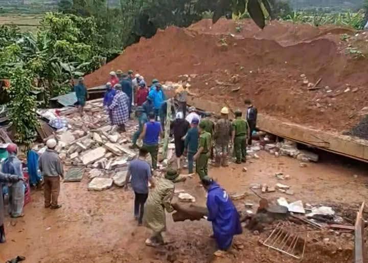 Lực lượng chức năng địa phương tìm kiếm, cứu những người gặp nạn.