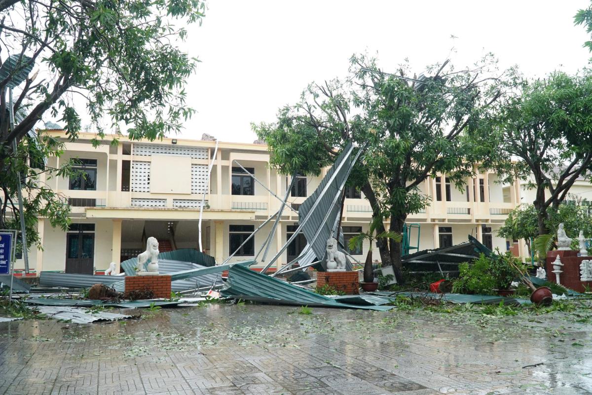 Nhiều trường học ở Nghệ An ảnh hưởng của bão số 10 chưa thể sửa chữa do chưa có kinh phí.