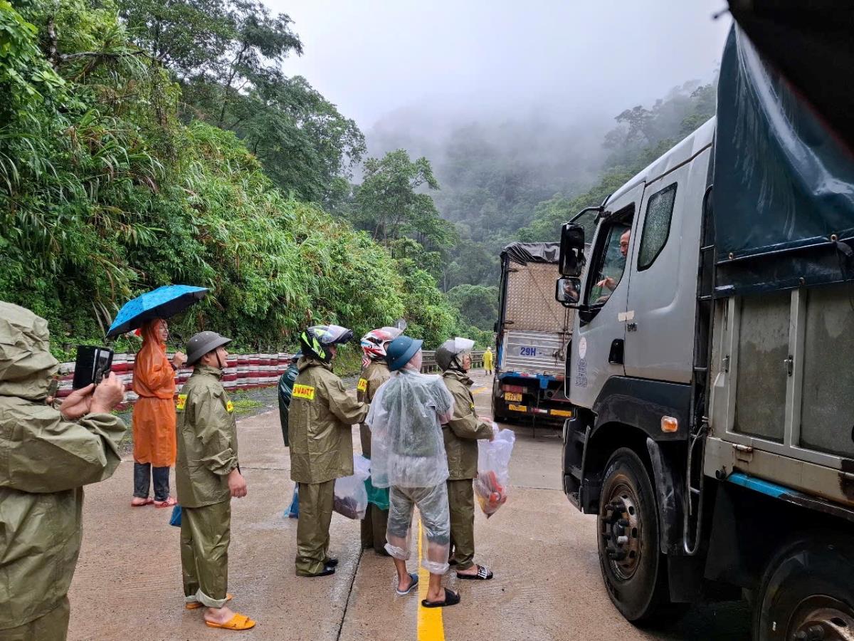 Hình ảnh Công an xã Trà Leng làm lay động lòng người.