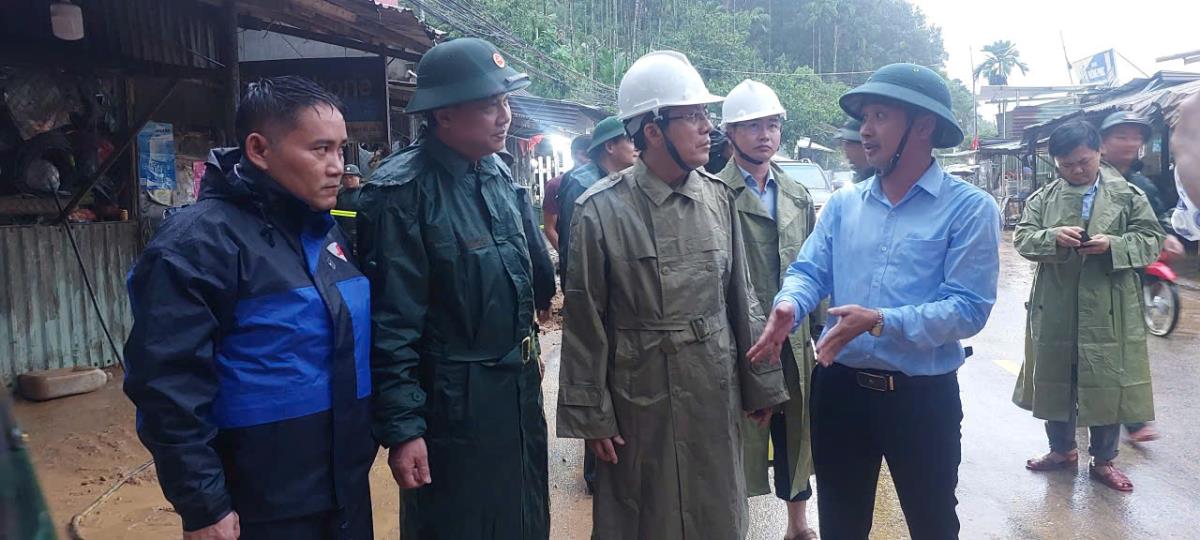 Cơ quan chức năng xã Hùng Sơn túc trực vị trí xung yếu, không cho người dân đi qua khu vực nguy hiểm.