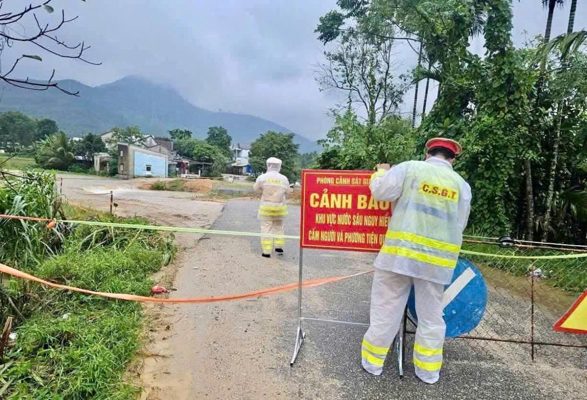 Hiện trường tuyến QL14B và tuyến Hồ Chí Minh (Đà Nẵng đi Quảng Ngãi - Kon Tum cũ) bị sạt lở, ngập sâu hiện đang được CSGT và các ngành chứ năng khắc phục, điều tiết giao thông