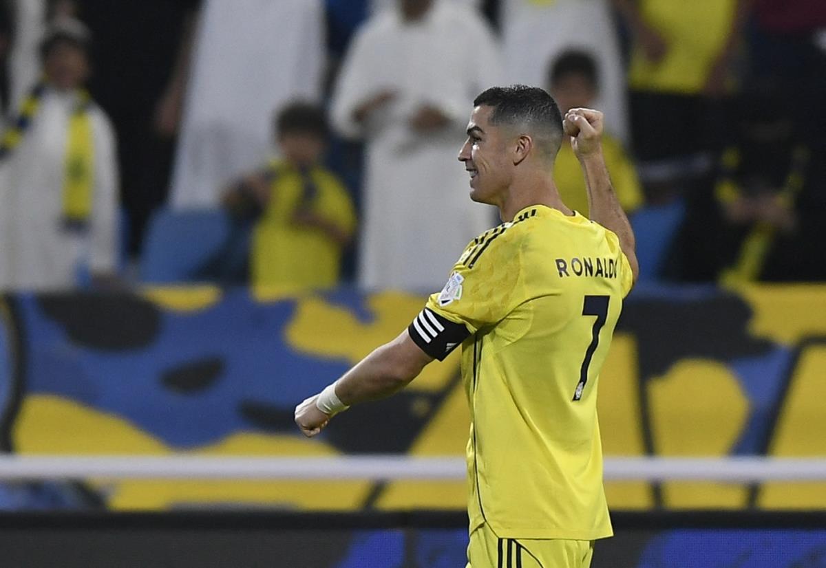 Ronaldo cán mốc 950 bàn thắng.