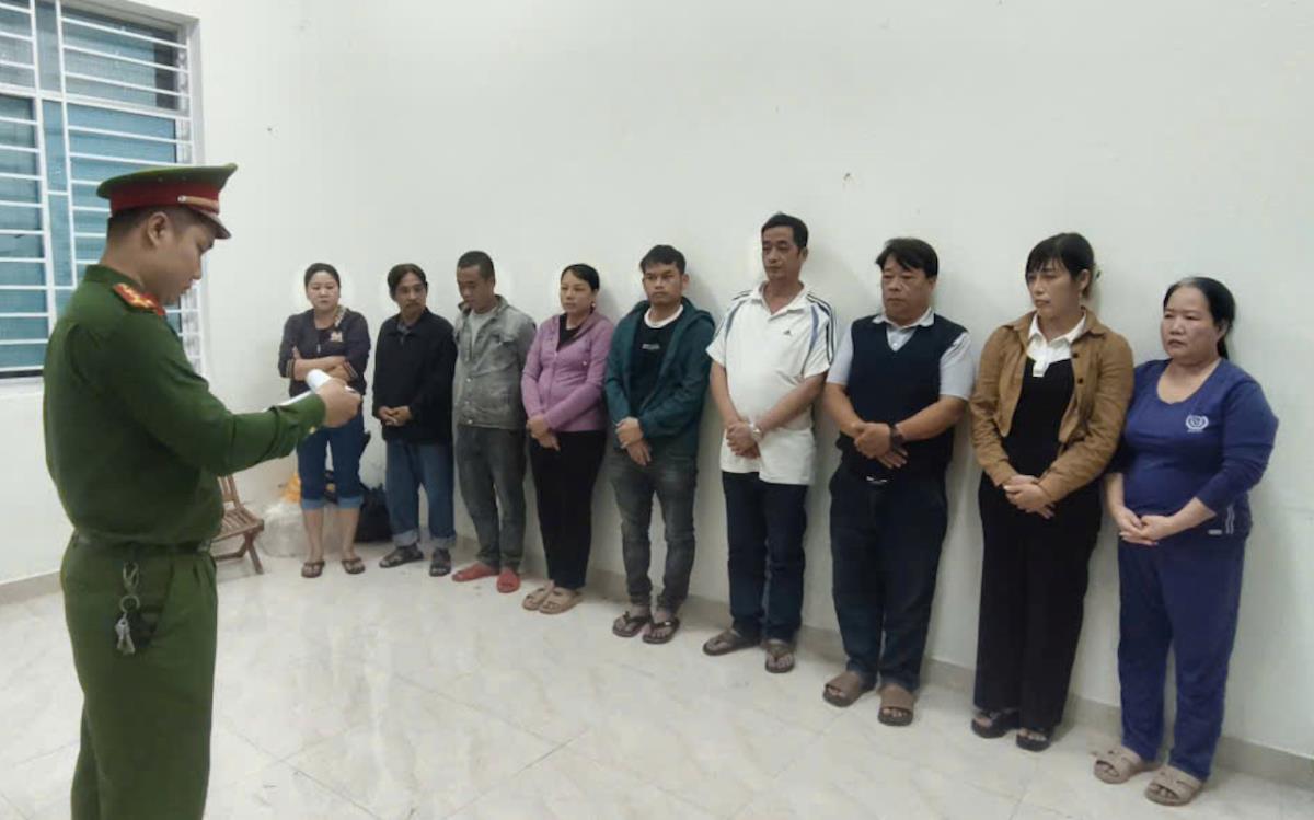 Các “con bạc” bị bắt giữ.