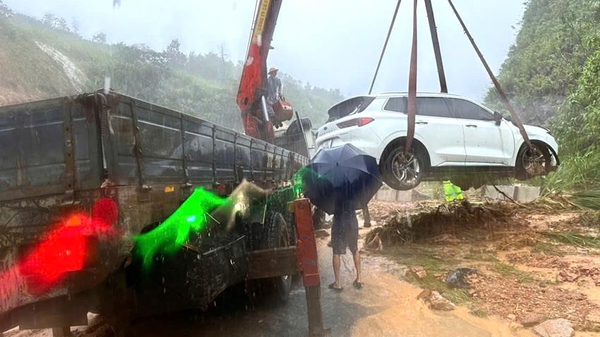 Lực lượng chức năng cứu hộ xe ô-tô bị mắc kẹt tại Km12 Cao tốc La Sơn - Túy Loan