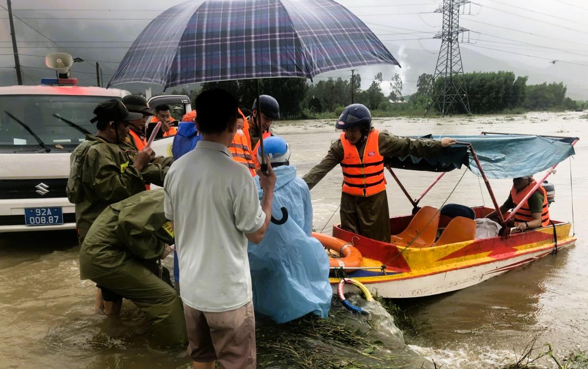 Chuyển sản phụ sang xe chuyên dụng đến bệnh viện Vĩnh Đức