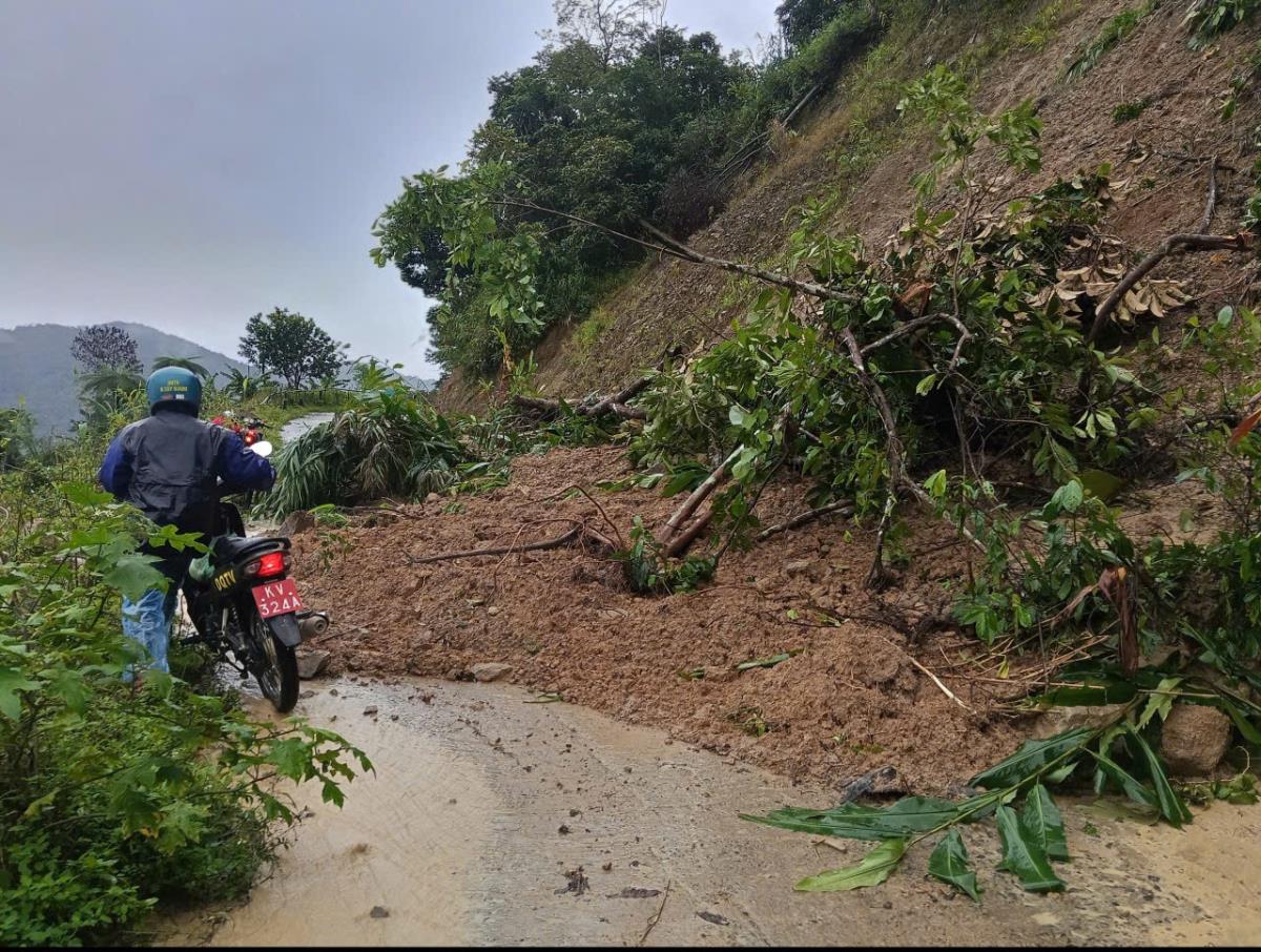 Mưa lớn gây sạt lở tuyến đường ĐT606 chia cắt 3 thôn sát biên giới Việt-Lào xã Hùng Sơn