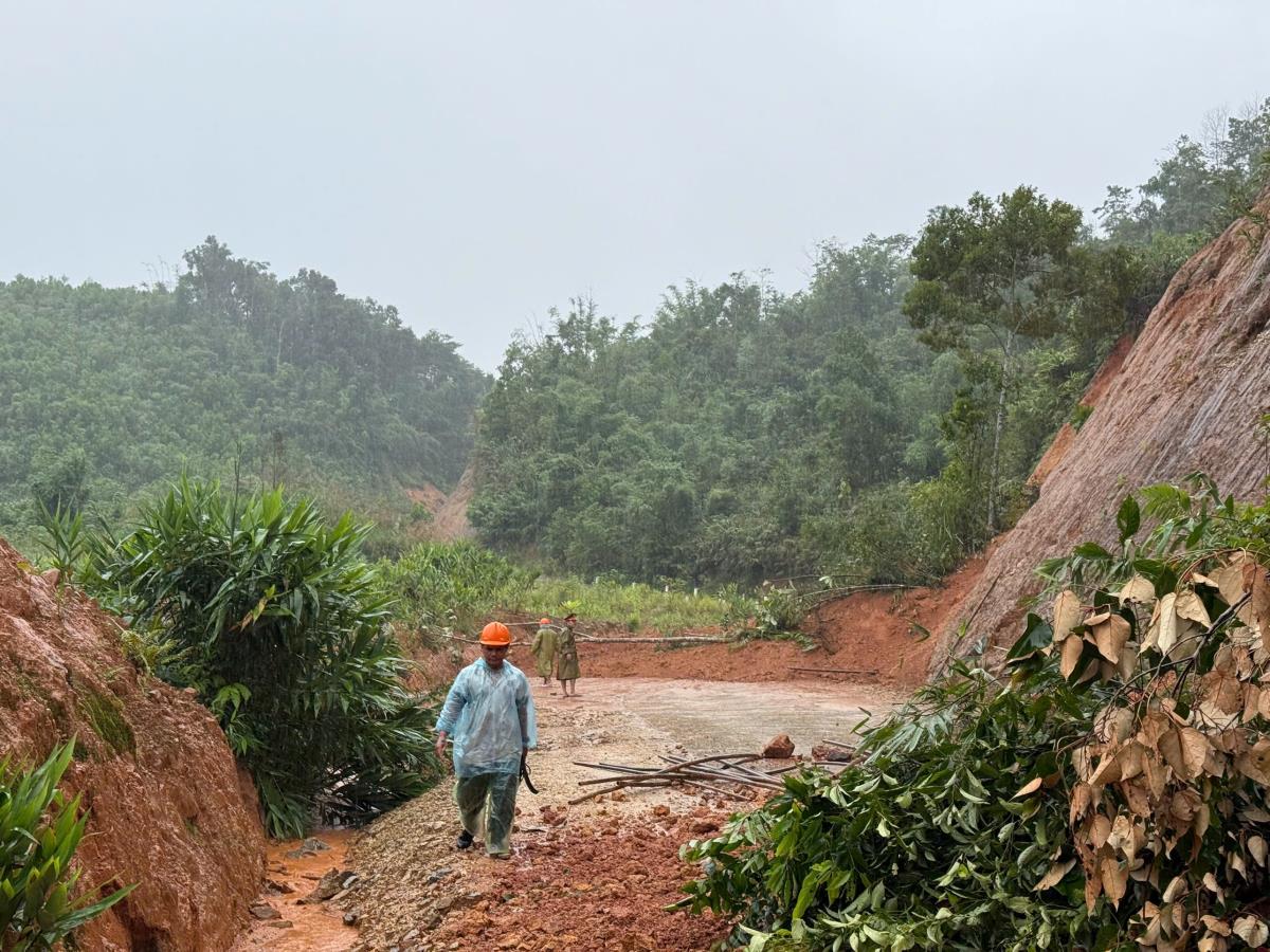 Công an xã A Vương chăng dây cảnh báo, túc trực tại các điểm sạt lở trên các tuyến giao thông liên xã đảm bảo an toàn cho nhân dân
