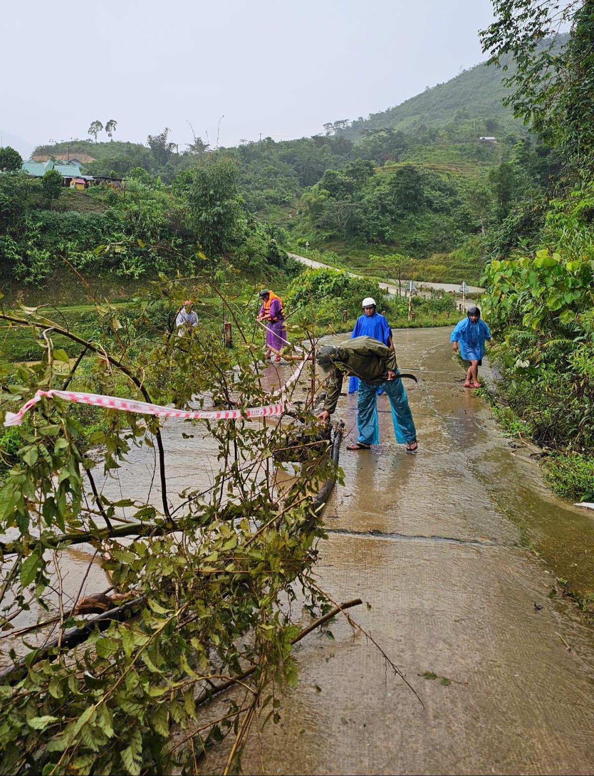 Lực lượng chức năng lập lán chốt chặn, không cho người dân di chuyển qua các vị trí nguy hiểm