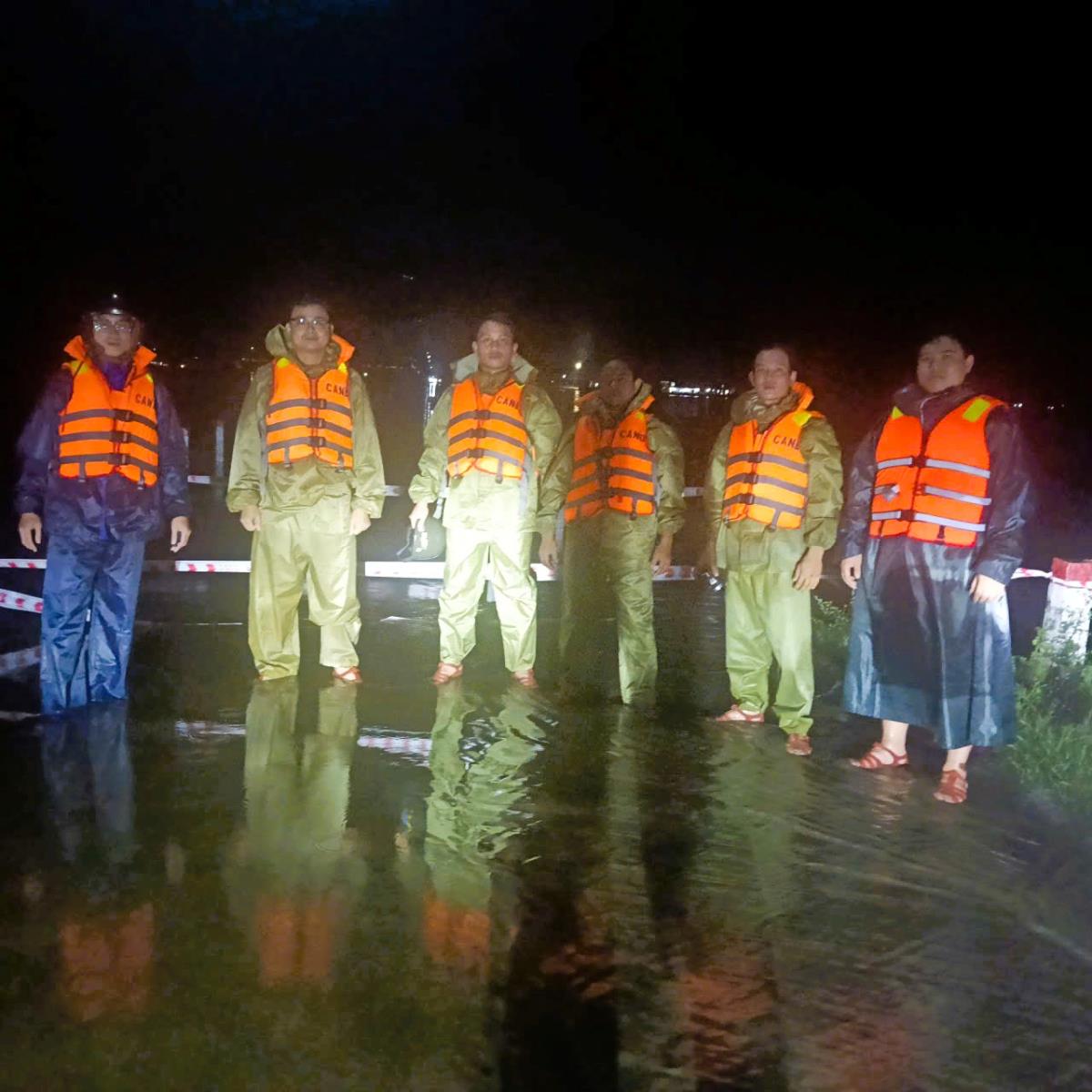 Lực lượng Công an, Quân sự xã hỗ trợ sơ tán và di dời tài sản của người dân đến nơi an toàn