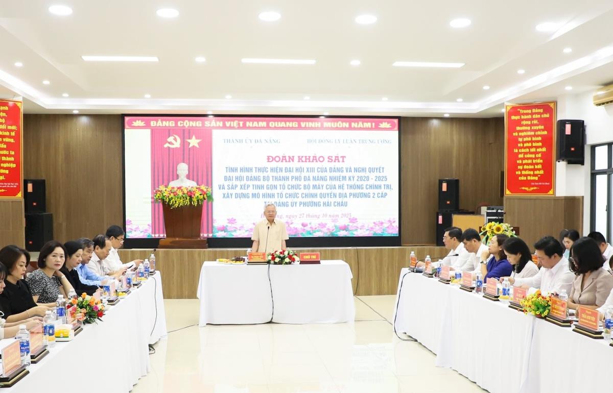 Lãnh đạo phường Hải Châu báo cáo với đoàn khảo sát.