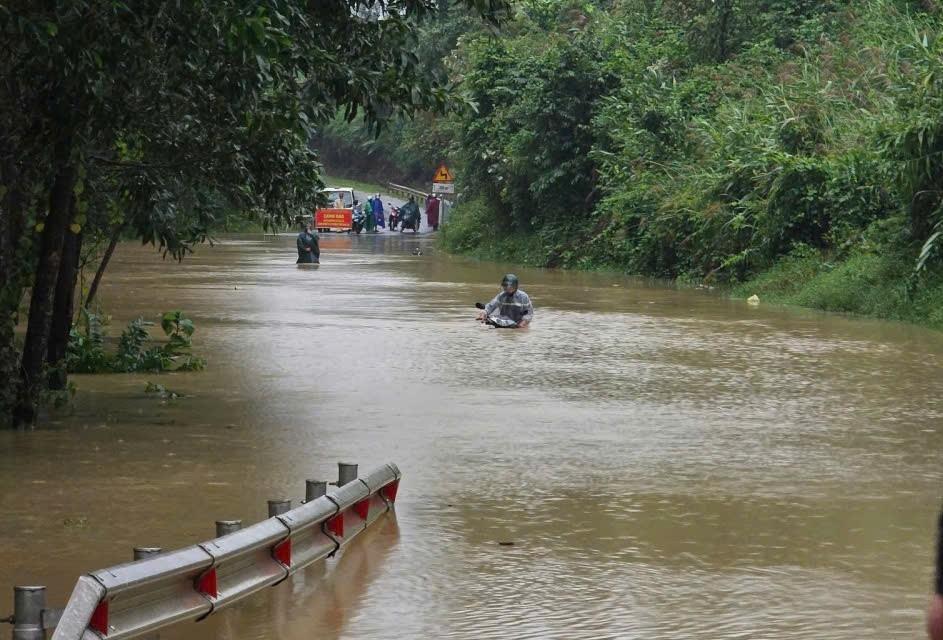 Quốc lộ 49 qua vùng A Lưới, đoạn Km 30+ 100 - Km 30+ 300 ngập rất sâu. (Ảnh: HNN)