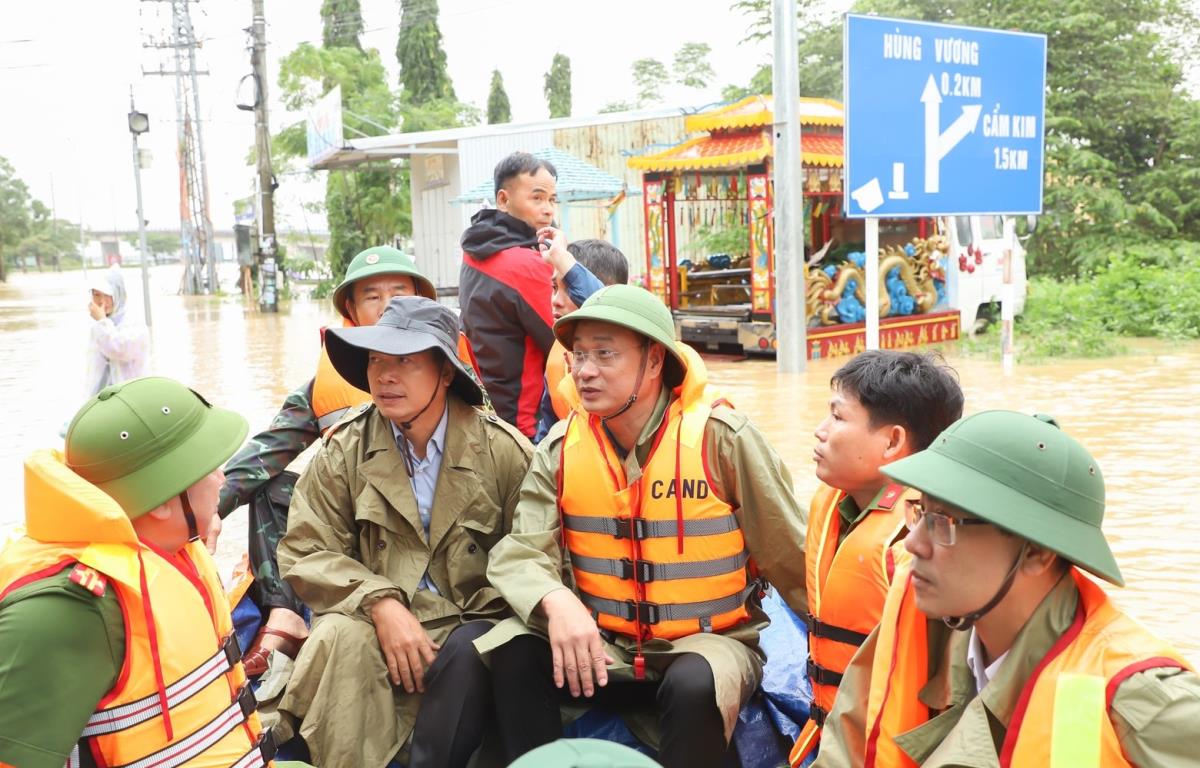 Lực lượng Công an hỗ trợ người dân bị đau đưa đi cấp cứu trong lúc cùng đoàn của Bí thư đi kiểm tra và hỗ trợ vận chuyển lương thực đưa tới vùng lụt sâu