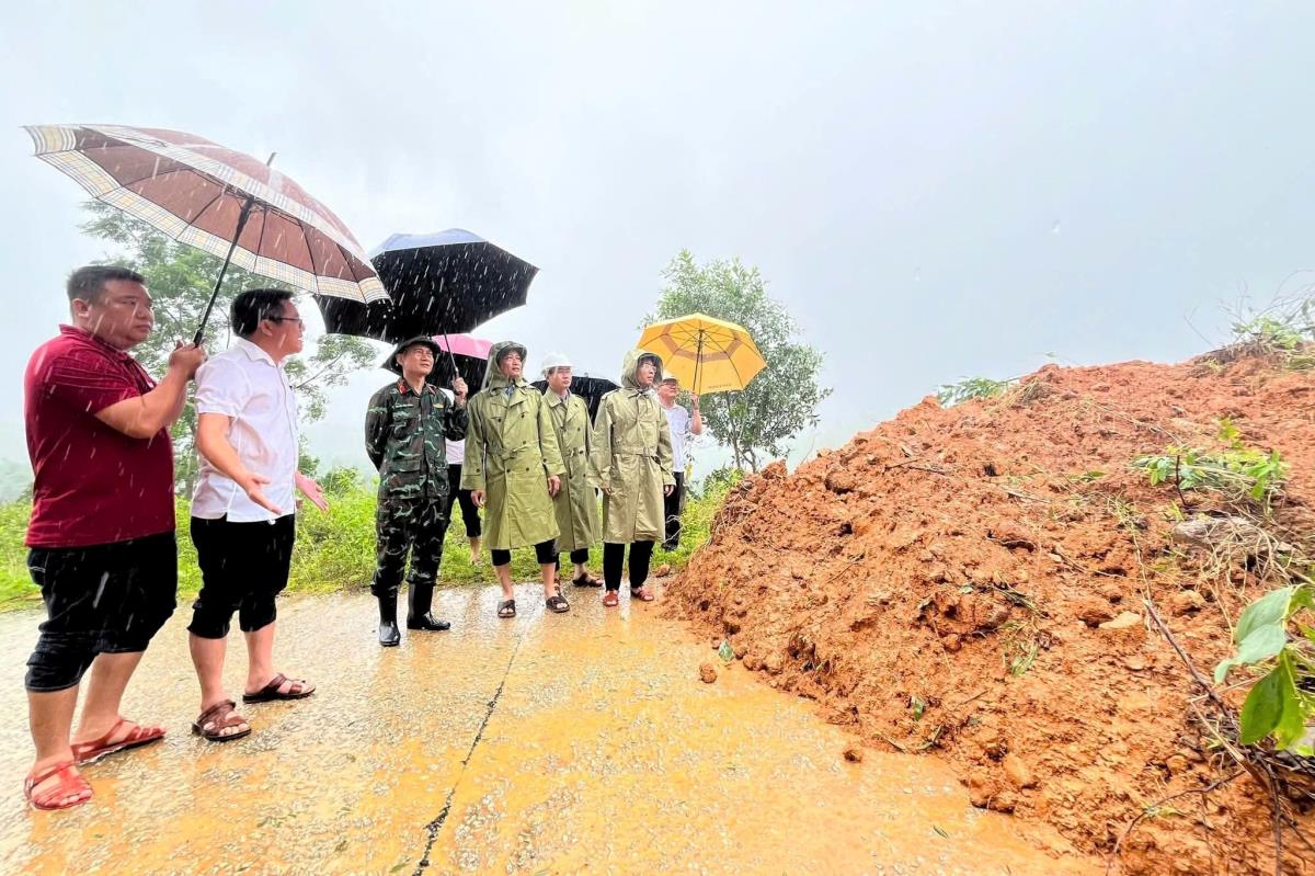 ...chỉ đao chính quyền địa phương tiếp tục hỗ trợ người dân khắc phục hậu quả mưa lũ.