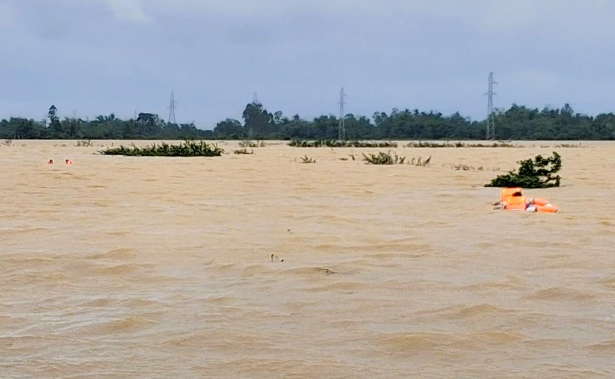 Lực lượng cứu hộ đang tiến hành tìm kiếm nạn nhân Tăng Văn C.