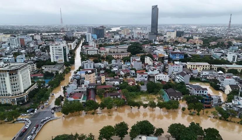 Công an TP Huế đưa người dân thoát khỏi khu vực lũ ngập nguy hiểm trong đêm.