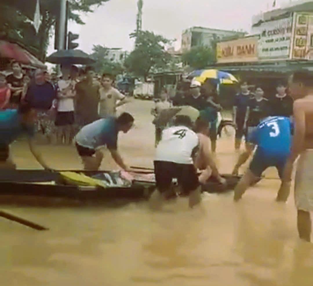 Công an xã Điện Bàn Tây cùng Tổ dân phố và người dân xung quanh đưa 8 nạn nhân đi cấp cứu