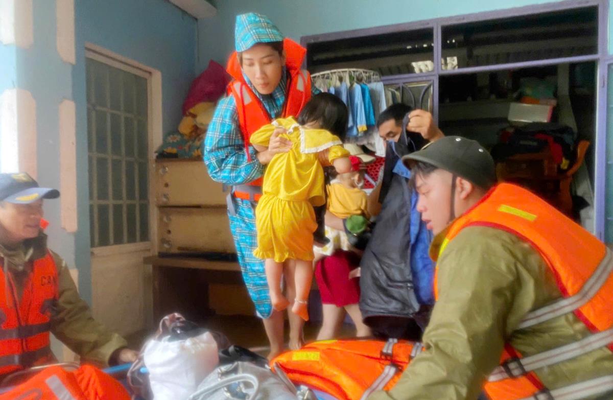 Trong ngày, lực lượng đã hỗ trợ sơ tán 96 người dân, du khách đến nơi an toàn