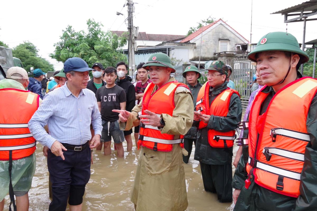 Đại tá Trần Hữu Ích thăm hỏi lãnh đạo Bệnh viện Đa khoa khu vực Quảng Nam và tặng quà cho người nhà các bệnh nhân.