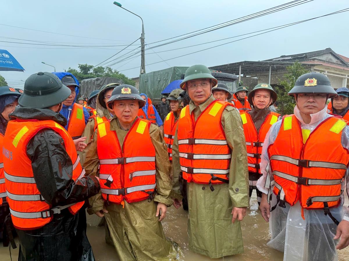 Mưa lũ cuốn bay mố cầu Ca Da trên QL24C.