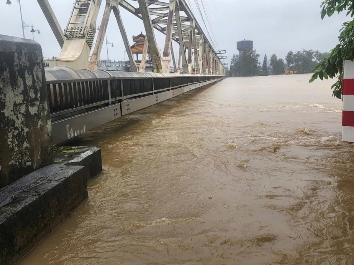 Cận cảnh đoàn tàu chở đá nặng 660 tấn đá để giữ cầu Bạch Hổ trong cơn lũ dữ.