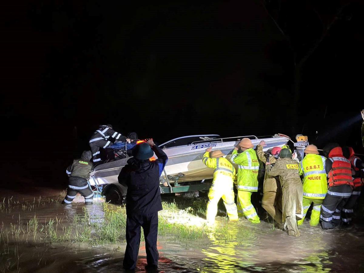 Một người dân được CSGT đưa đến Trung tâm y tế