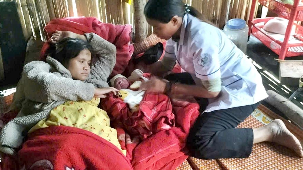 Với sự hỗ trợ của y sĩ, mẹ con chị Hồ Thị Nhi (bên trái) “vượt cạn” thành công.