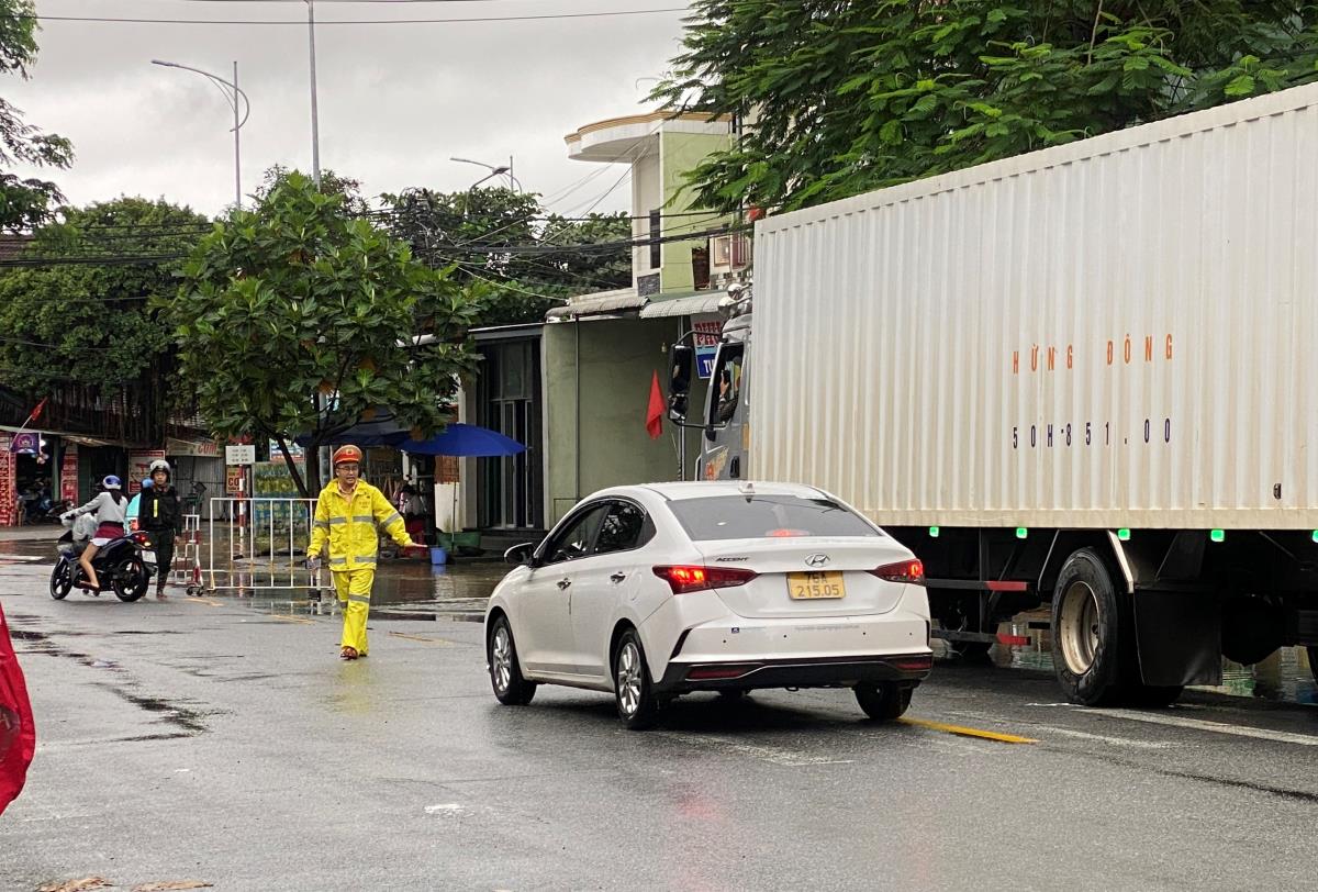 Một nhà dân tại xã Nghĩa Hành bị ngập.