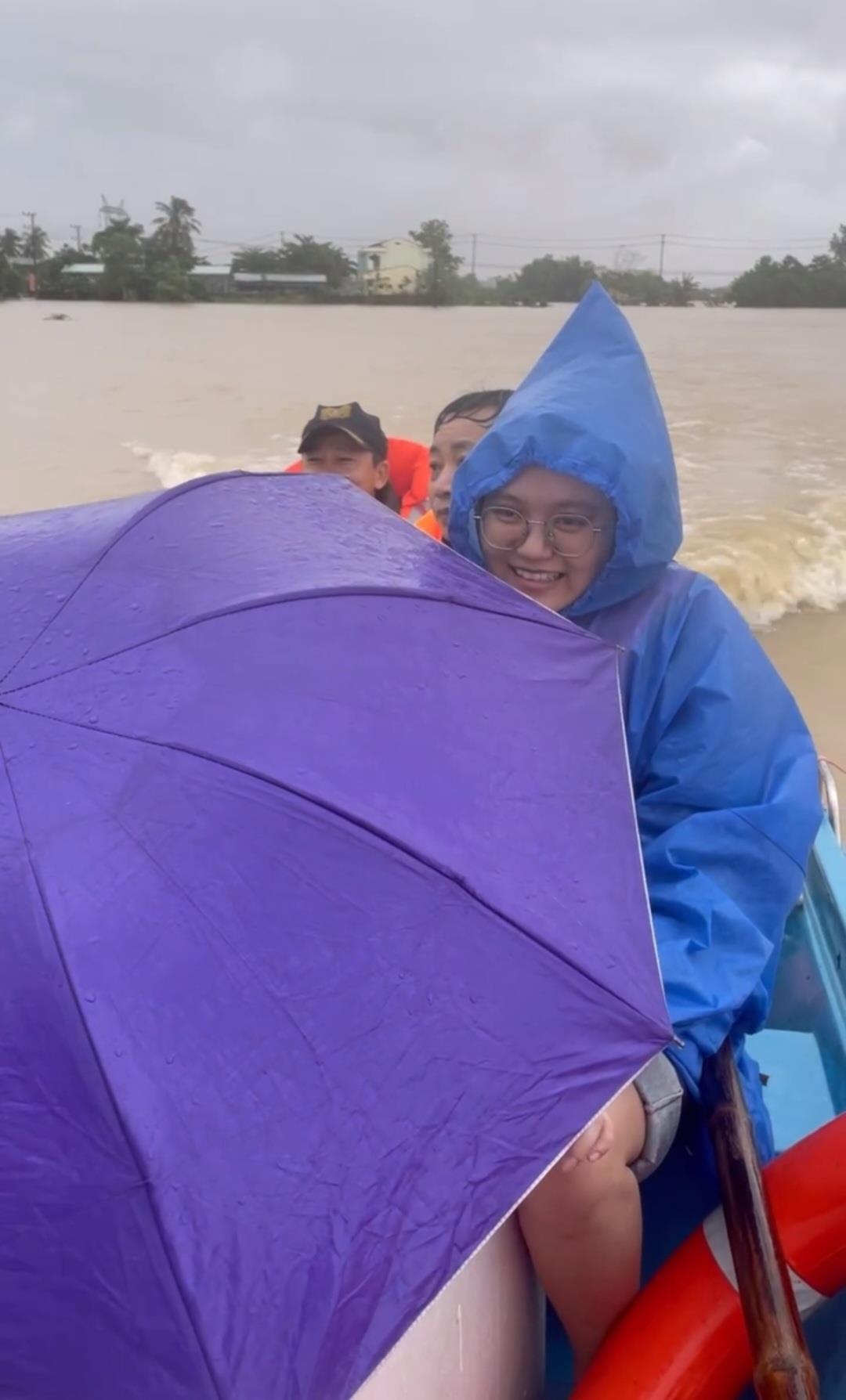 Cháu bé vừa tròn 1 tháng tuổi cũng gia đình được cán bộ chiến sĩ Công an Hòa Vang đưa khỏi vùng ngập lụt đến nơi an toàn