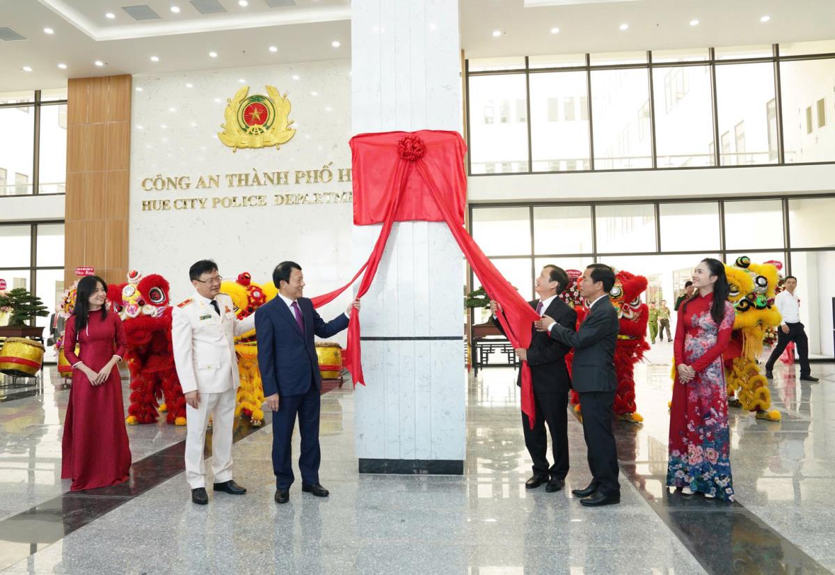 Bộ trưởng Lương Tam Quang cùng các đại biểu gắn biển công trình Trụ sở Công an TP Huế.