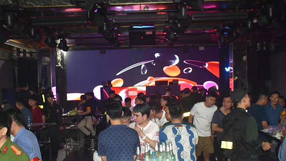 Công an có mặt tại quán bar New Style Club. Ảnh: Công an tỉnh Hưng Yên