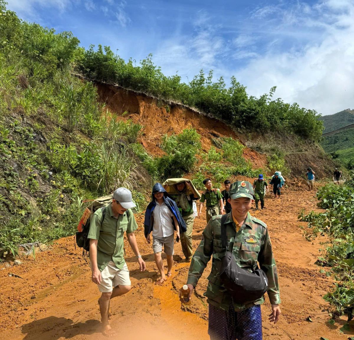Để thăm hỏi, gửi tận tay người dân những phần quà ấm áp, ý nghĩa.