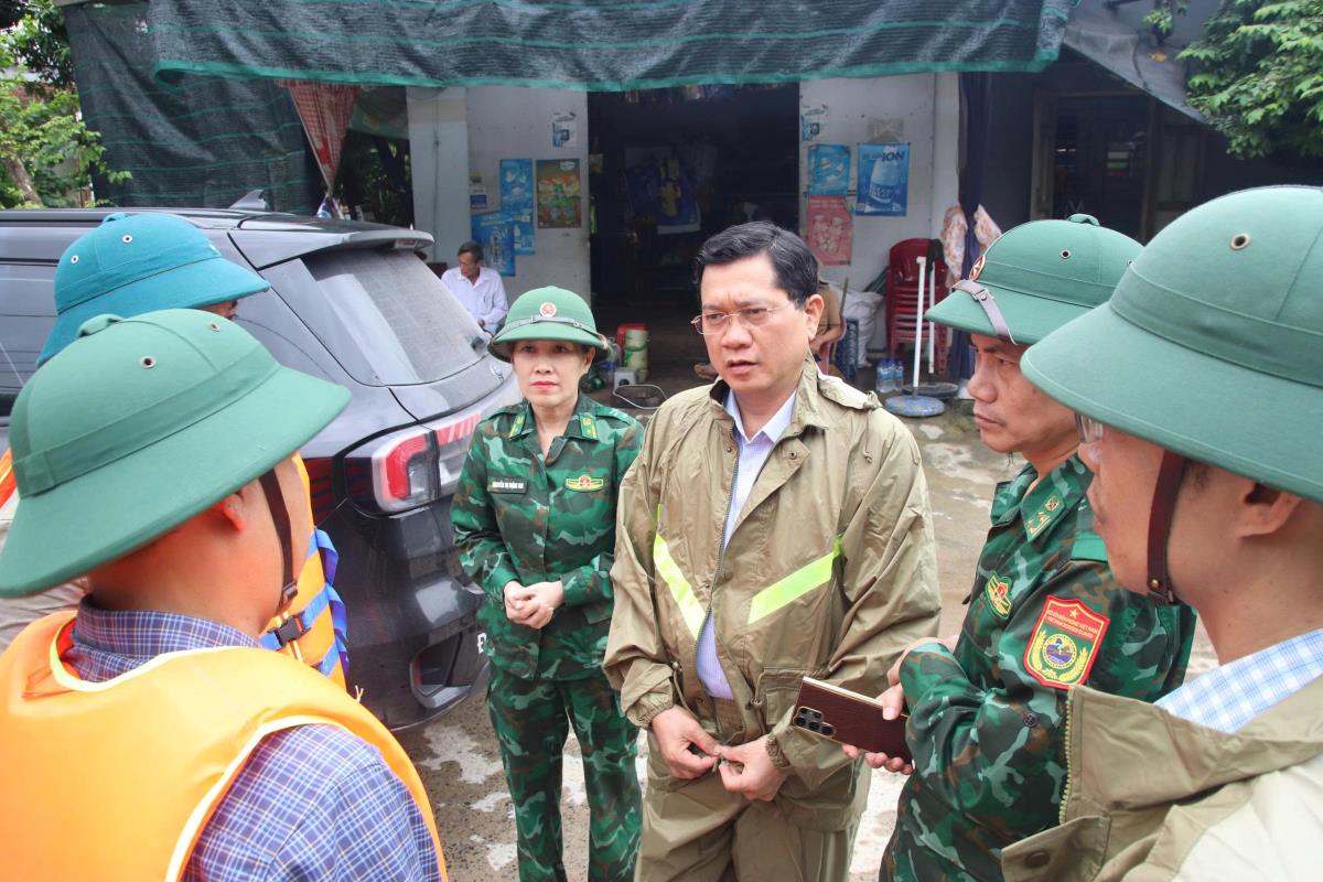 Phó Chủ tịch Thường trực HĐND TP Đà Nẵng Trần Phước Sơn thăm hỏi chính quyền, người dân xã Đại Lộc.