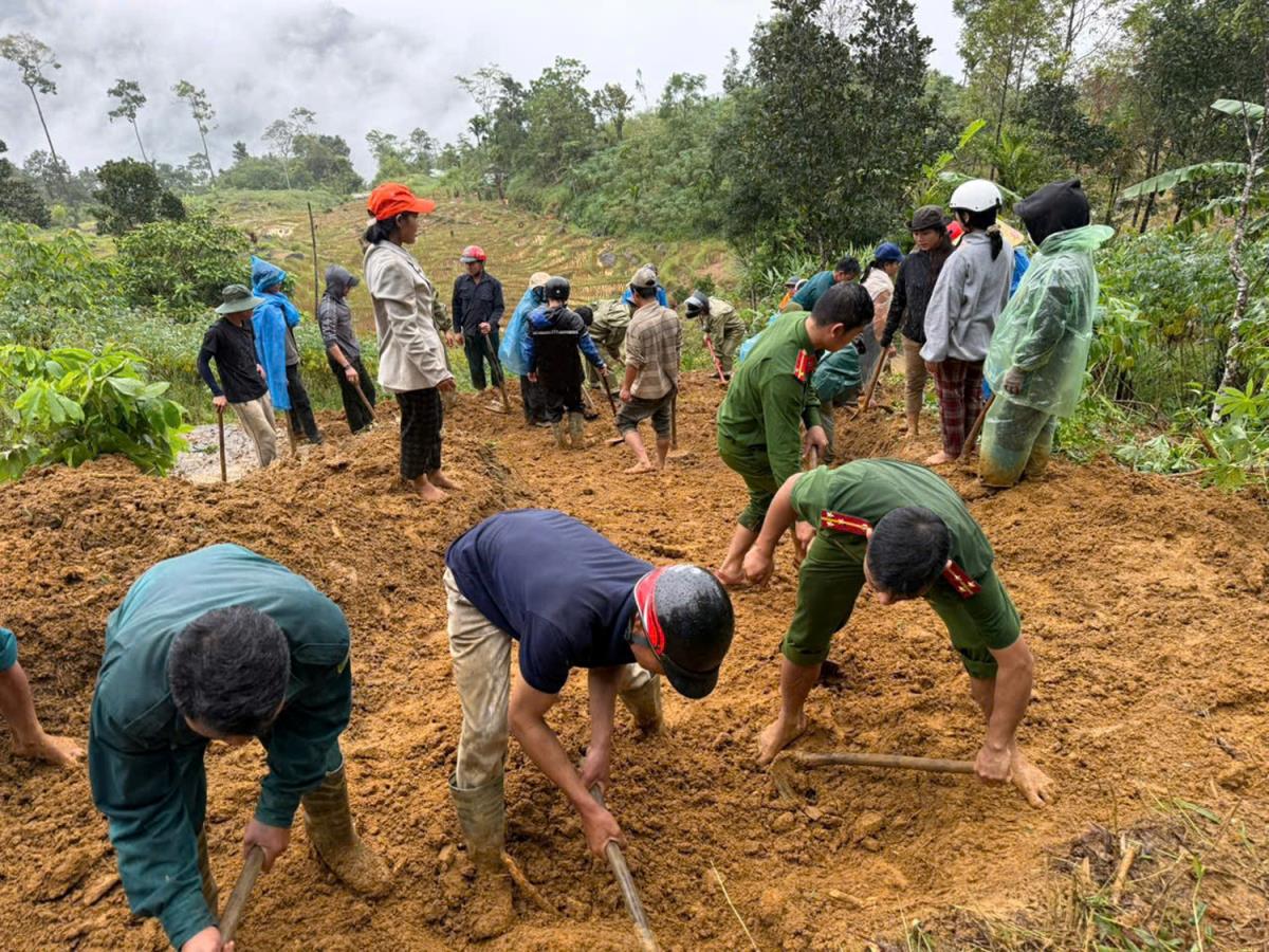 Người dân chia sẻ quả ngọt với Công an xã Nam Trà My trong lúc giải lao.