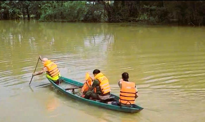Đưa nạn nhân Phạm Ngọc Sang vào bờ an toàn