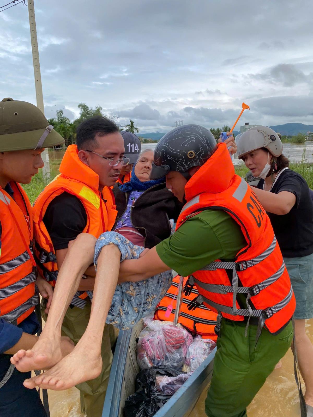 Công an xã đên từng nhà vùng ngập lụt tiếp tế lượng thực cho nhân dân