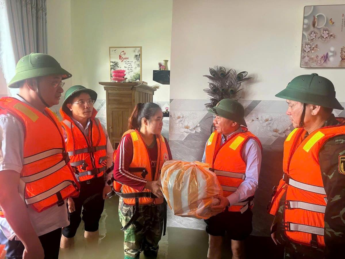 Thường trực Ban Bí thư Trần Cẩm Tú yêu cầu tuyệt đối không để bất cứ người dân nào bị thiếu thốn, bị cô lập mà không có sự hỗ trợ kịp thời