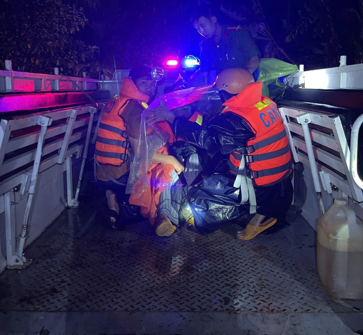 Sau nhiều giờ nỗ lực, lực lượng Công an đã đưa cụ ông đến bệnh viện an toàn.