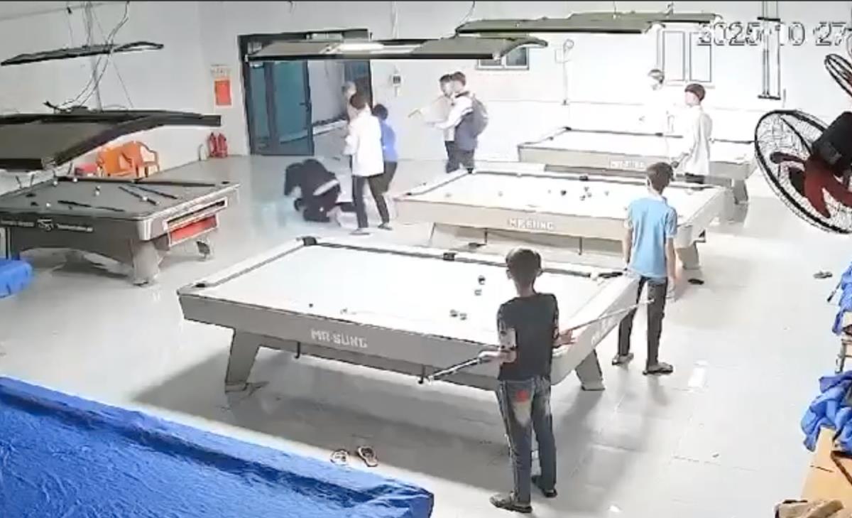 Hình ảnh camera trong quán bi-a ghi lại vụ việc nam sinh bị bạn hành hung.