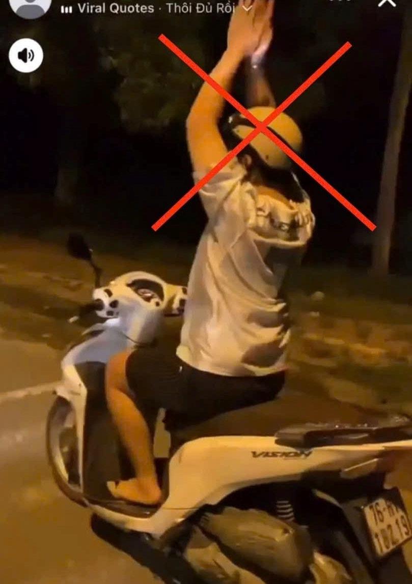 L.H.P. điều khiển xe mô-tô buông cả hai tay. Ảnh cắt từ video.