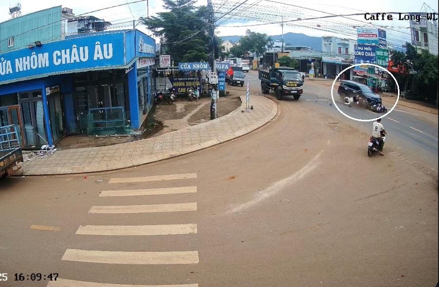 Thời điểm xe ô-tô tông xe máy của chị T.