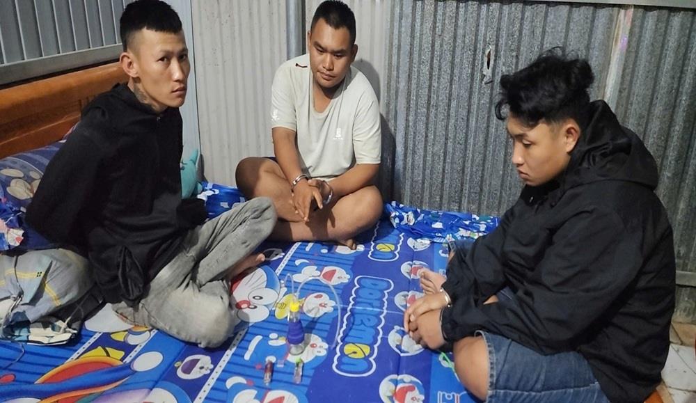 Hai đối tượng Trí bị bắt quả tang tổ chức sử dụng trái phép chất ma túy.