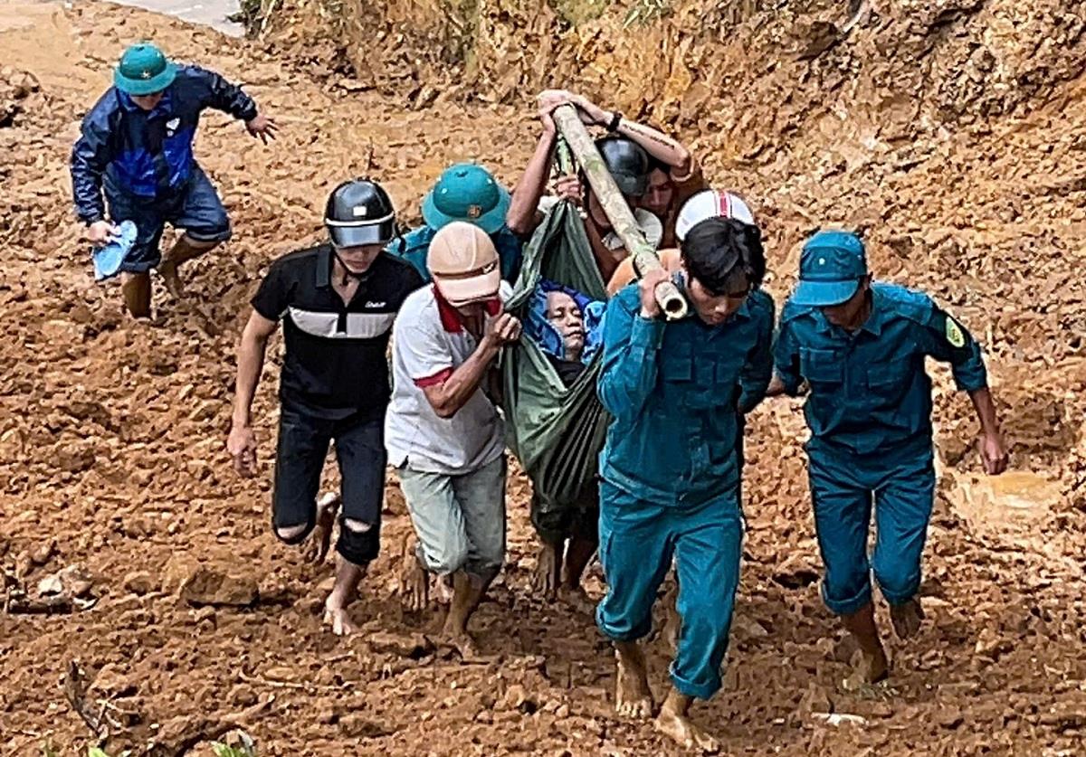 Sau đó, lực lượng CSGT dùng xe chuyên dụng chở đi cấp cứu