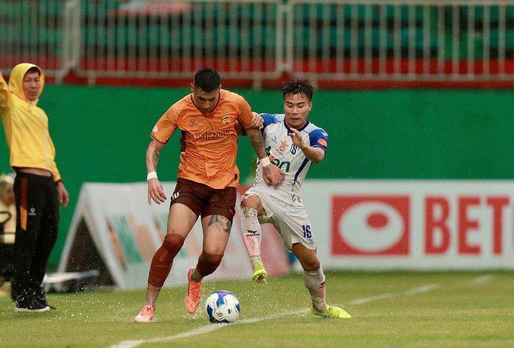 HAGL (trái) bỏ lỡ cơ hội giành chiến thắng đầu tay kể từ đầu mùa giải.