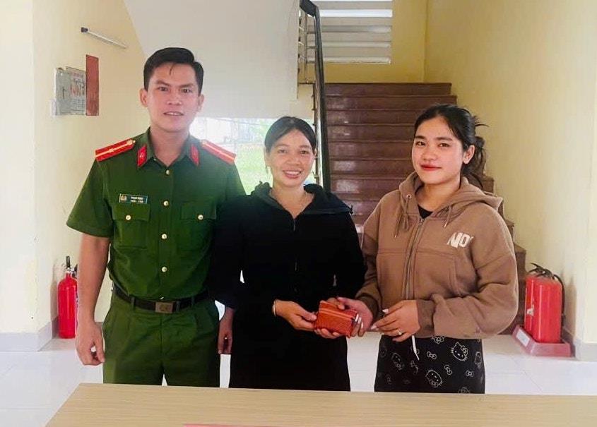 Chị Nhi (bên phải) trao trả chiếc ví nhặt được cho chủ.