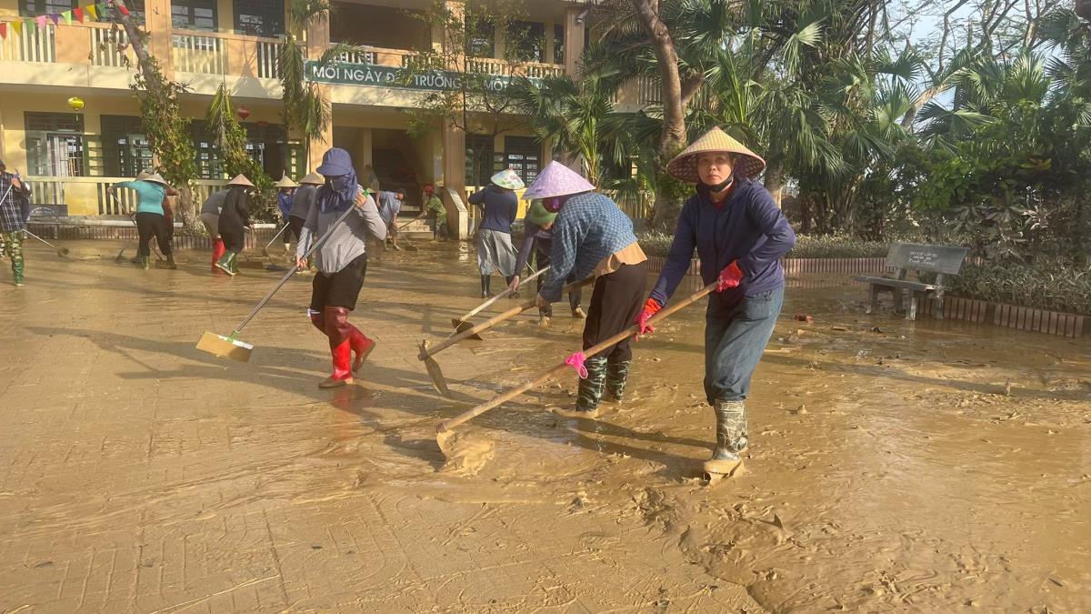 Trường TH Phạm Hồng Thái bị thiệt hại nặng, bùn đất phủ một lớp dày đặc.